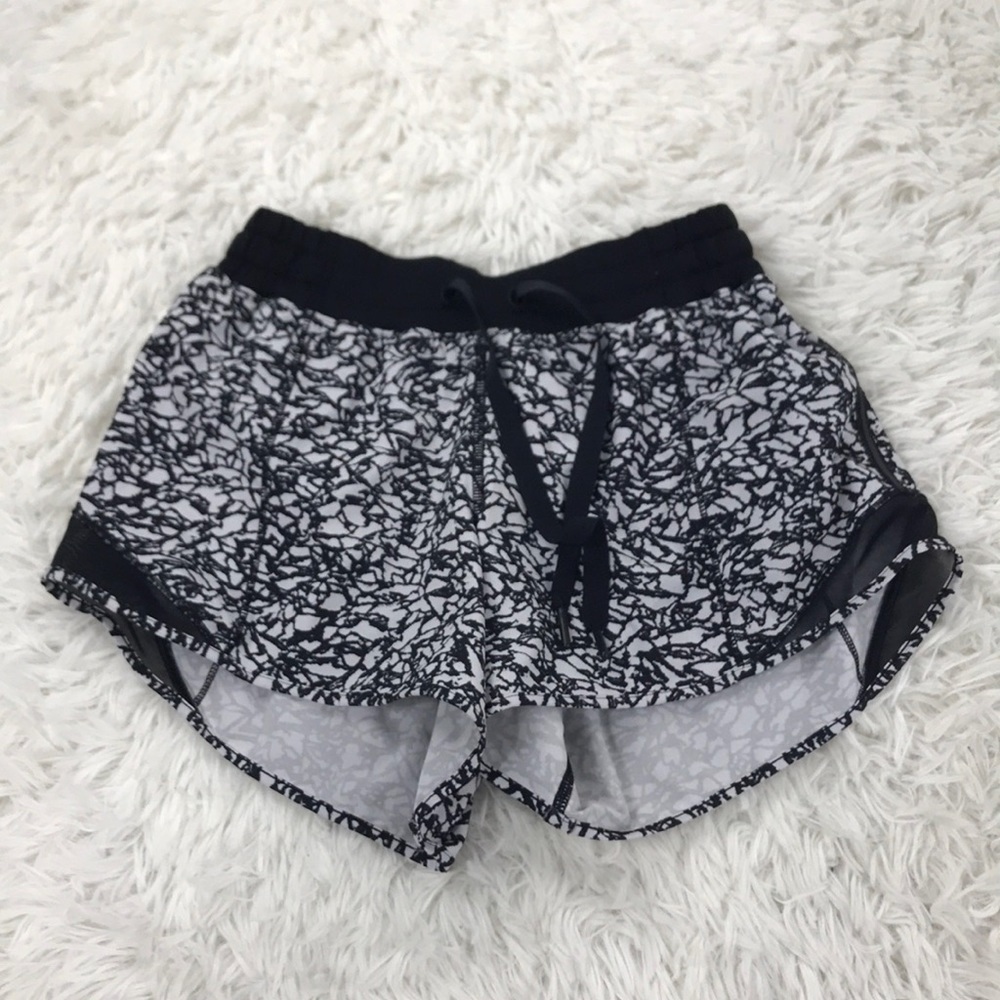 Lululemon Hotty Hot Short (Long 4") Ice Breaker White Black / Black